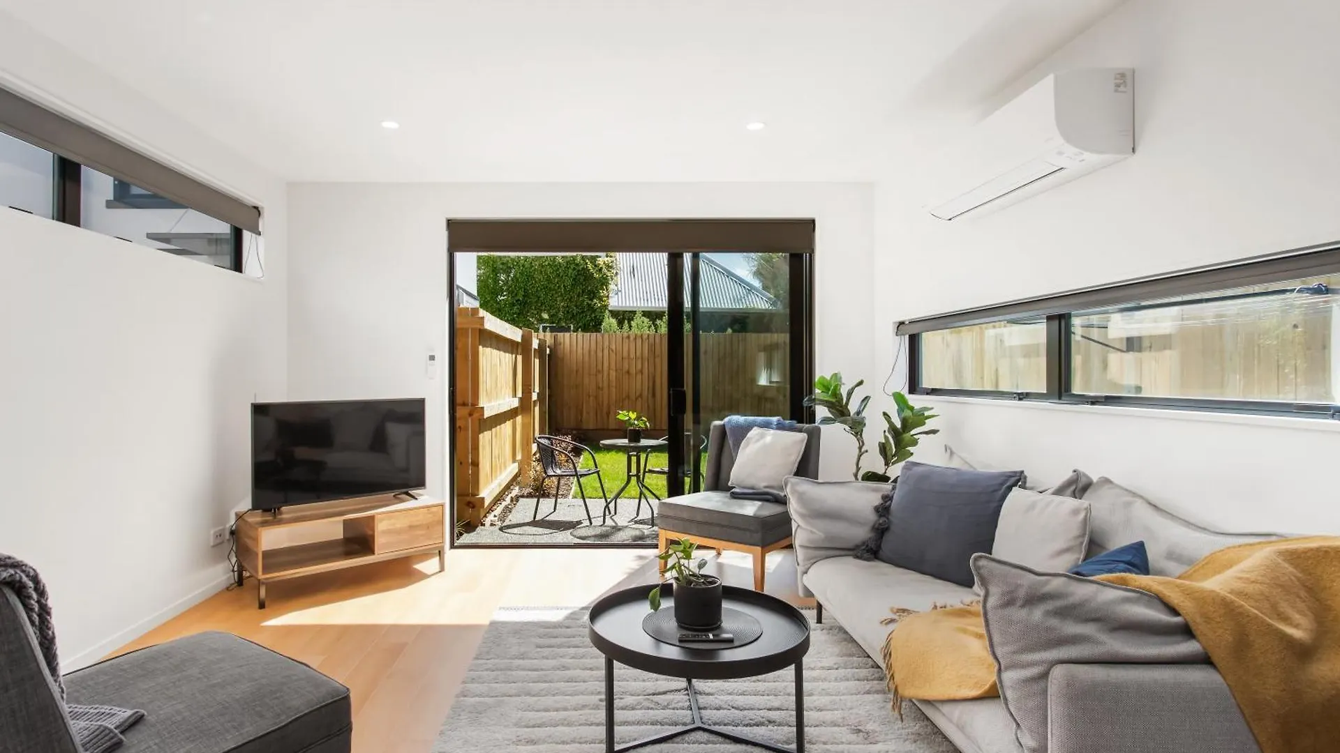 Stylish New 8 Mins Cbd Free Parking contacts